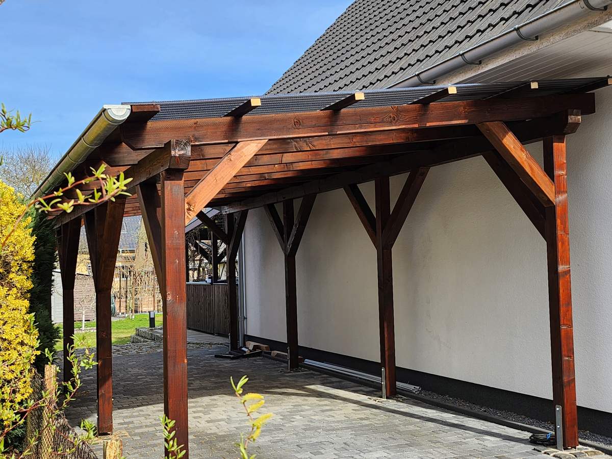 Carport mit Holzkonstruktion in Britz